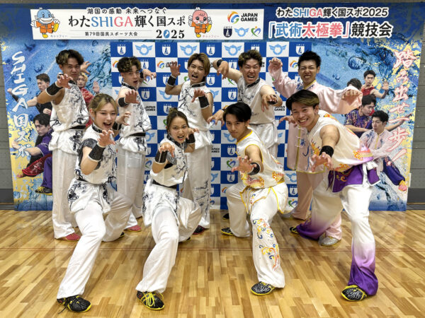 関屋賢大コーチと大阪武術隊記念写真（１日目）