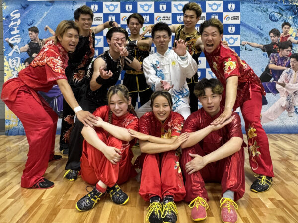 関屋賢大コーチと大阪武術隊記念写真（２日目）