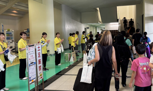 滋賀県連盟チームによる24式太極双扇の集団演武野洲市と滋賀県連盟による温かなおもてなしに感謝