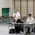 開会の挨拶を述べる岡﨑温会長代行