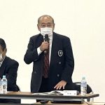 開会にあたり挨拶を述べる岡﨑温会長代行