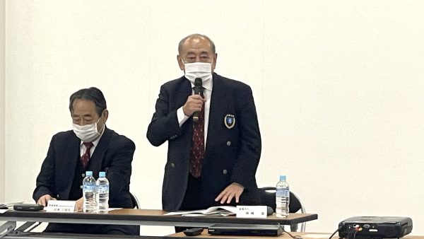 開会にあたり挨拶を述べる岡﨑温会長代行