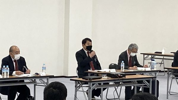 川﨑雅雄専務理事より前回理事会以降の事業活動報告がなされる