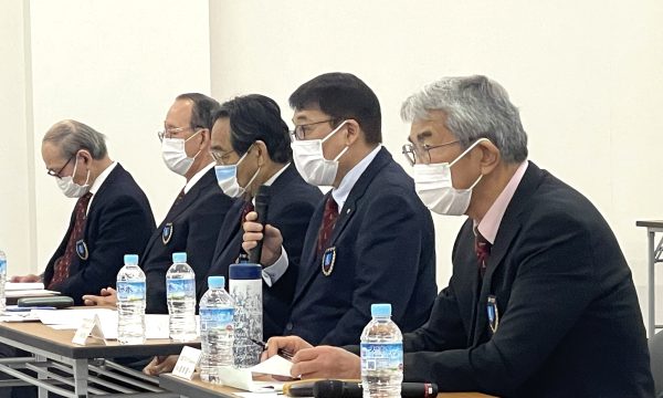 理事会冒頭に川﨑雅雄専務理事より事業等を報告