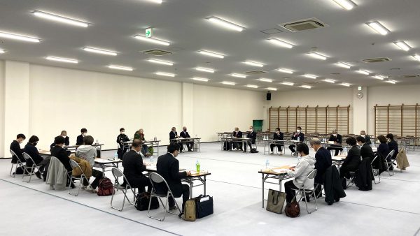 20人の理事と２人の監事らが参加して各議案を審議