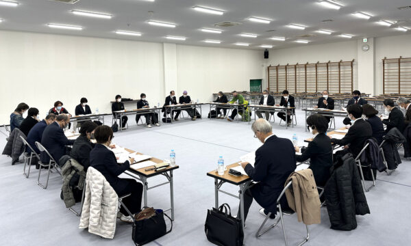 18人の理事と２人の監事らが参加して各議案を審議