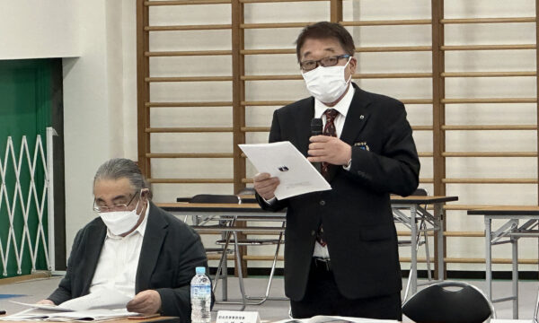 加藤勝信会長のご挨拶を代読する川﨑雅雄副会長