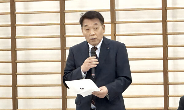 開会にあたり加藤勝信会長のご挨拶を代読される川﨑雅雄副会長