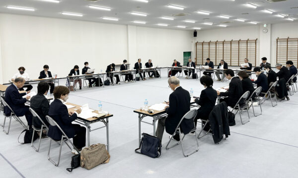 理事20人、監事２人の参加のほか３人が陪席した