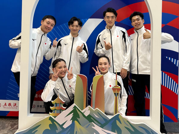 大会に参加した日本代表５選手と孔祥東監督