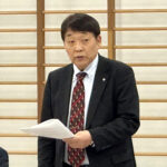 開会にあたり加藤勝信会長のご挨拶を川﨑雅雄副会長が代読
