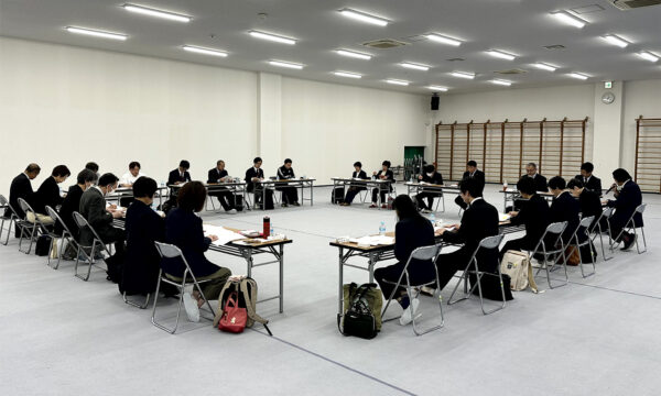 理事17人、監事２人、陪席者５人が出席し各議案を審議