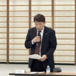 開会において加藤勝信会長のご挨拶を代読される川﨑雅雄副会長