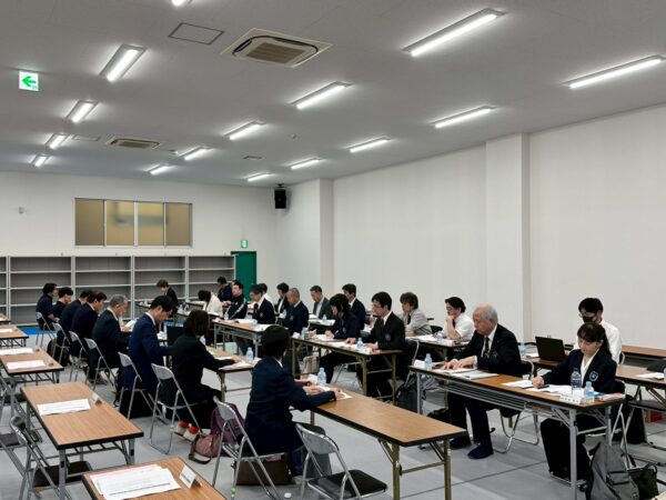理事会には理事18人監事2人ほかが参席