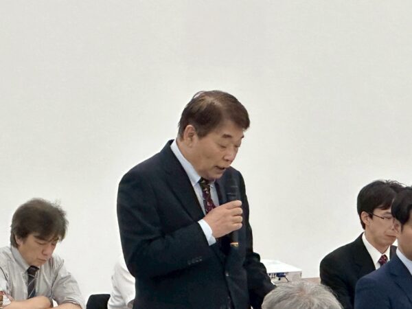 開会にあたり挨拶を述べる川﨑雅雄副会長