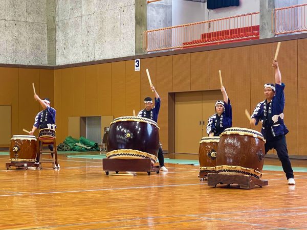 勇壮な「末吉鬼神太鼓」