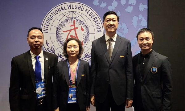 高志丹IWUF会長（中央右）、張玉萍秘書長（中央左）と孔祥東理事（右）