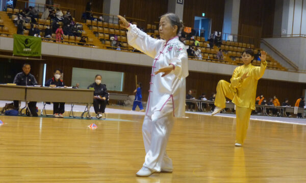 女子楊式　１位　磯川久美（御殿場市、右側）２位　原田雅美（藤枝市、左）