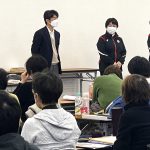 開講式で講師陣より説明を受ける受験者たち（東京会場）