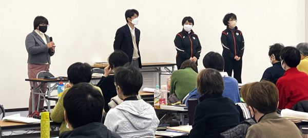 開講式で講師陣より説明を受ける受験者たち（東京会場）