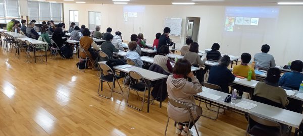 緊張の面持ちで試験に臨む受験者たち（大阪会場）