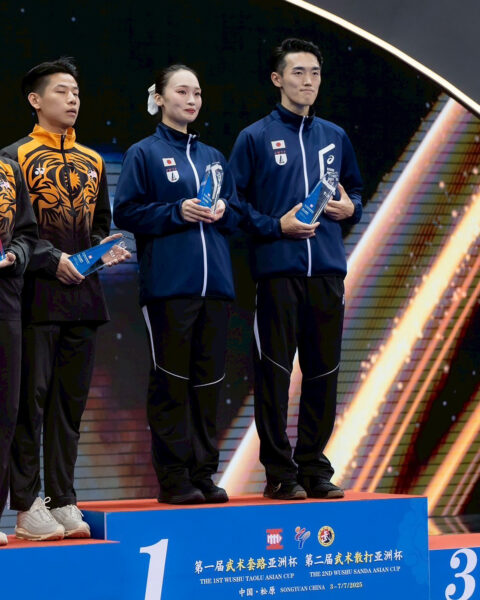 双人太極拳で金メダルを獲得した荒谷選手（右）、齋藤選手（中央）