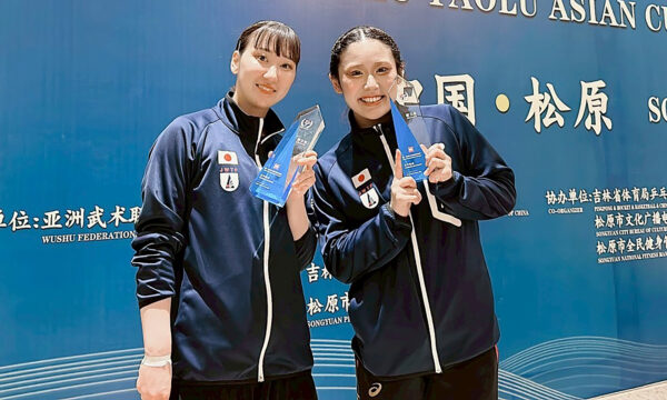 貴田選手（右）は槍術、池内選手（左）は棍術で銅メダル獲得