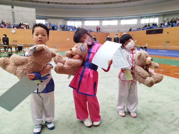 副賞のぬいぐるみを抱えて喜ぶ最年少選手賞受賞選手たち