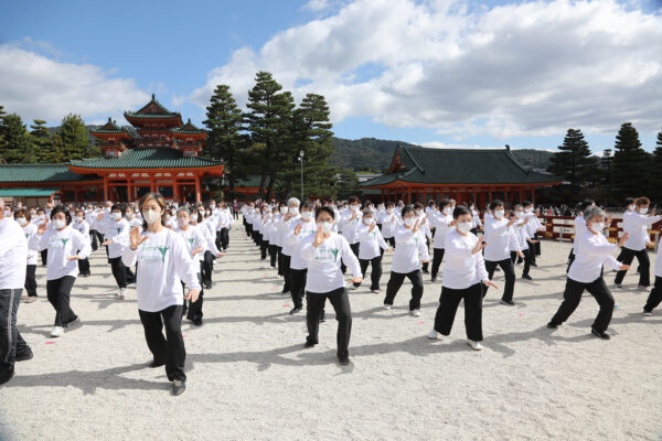 爽やかな秋空の下、平安神宮神殿前広場にて壮観な太極拳演武