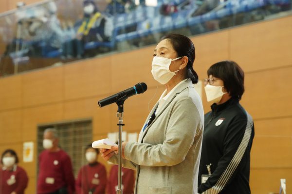 挨拶を述べる神奈川県武連・古谷良子理事長