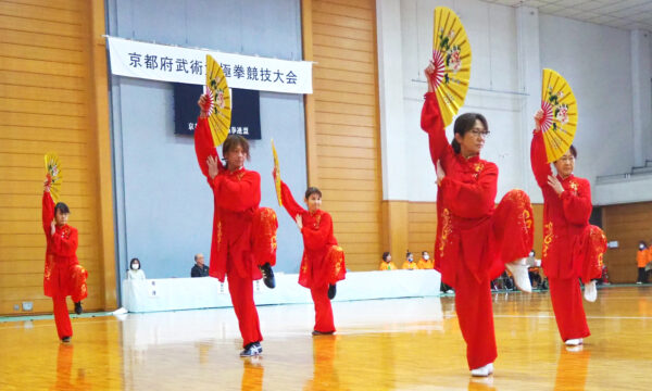 華やかに息の合った集団・太極扇