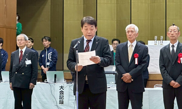 開会の挨拶を代読される日本連盟・川﨑雅雄副会長