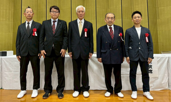各種目の競技開始で抱拳礼を行う