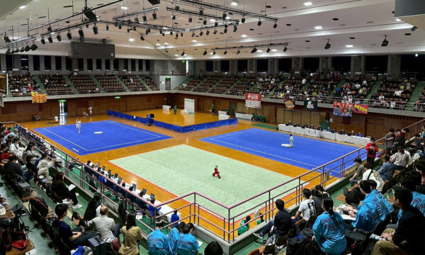 会場は３コートで競技を実施
