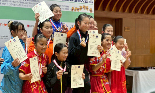 入賞した選手たちは表彰台で笑顔をみせる
