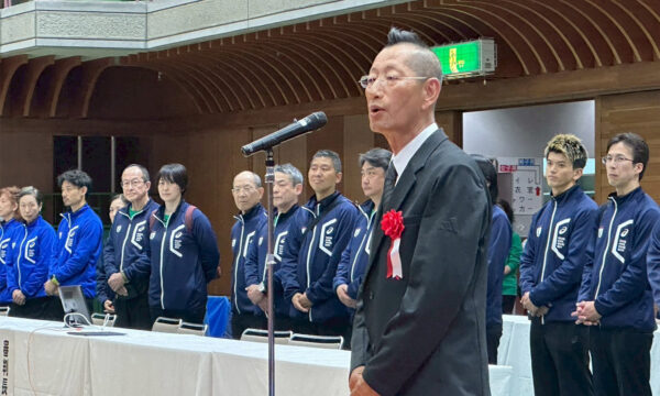 閉会の挨拶を述べる福岡県連盟・前田豊理事長