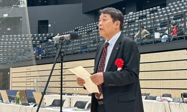 開会の挨拶を代読される日本連盟・川﨑雅雄副会長