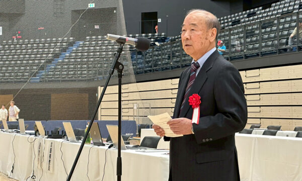 挨拶を述べる飯田行雄福岡県武術太極拳連盟会長