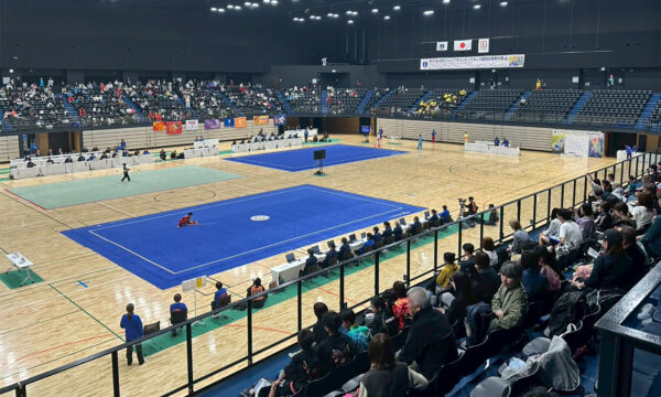 会場は３コートで競技を実施