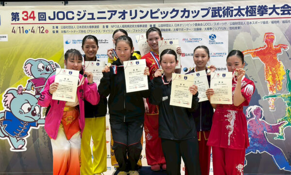 入賞した選手たちは表彰台で笑顔をみせる