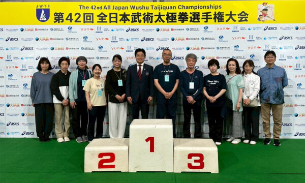 開会式後、加藤会長が岡山県連盟の選手たちと歓談
