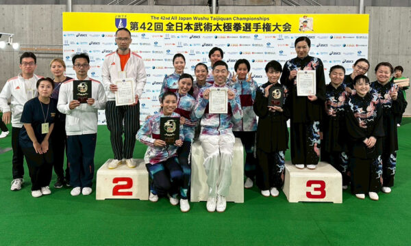 表彰台で笑顔を見せる選手たち