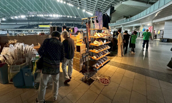 各社による太極拳グッズの販売も行われた