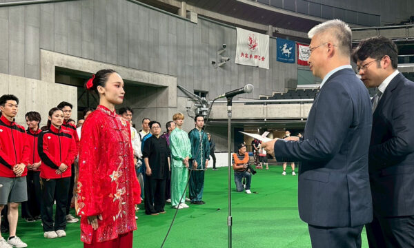 趙宝鋼中国大使館公使より表彰を受ける齋藤志保選手