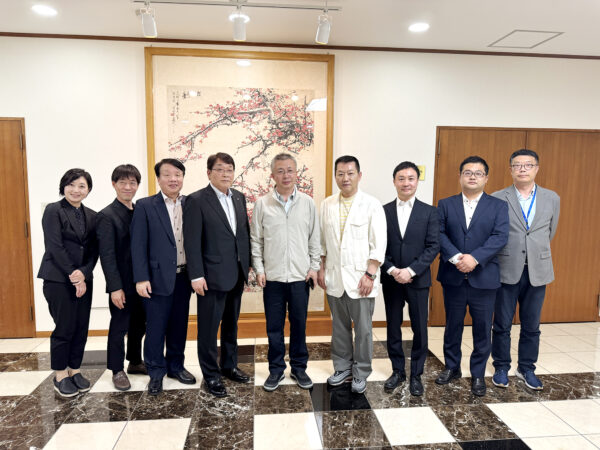 趙宝鋼公使（中央）ならびに陳諍文化部公使参事官（左から３番目）と