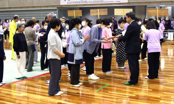 入賞者表彰で笑顔をみせる選手の皆さん