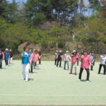 公園で明るくみんなで太極拳