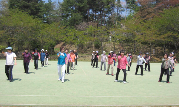 公園で明るくみんなで太極拳