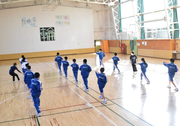 カンフー教室に参加する中学生のみなさん